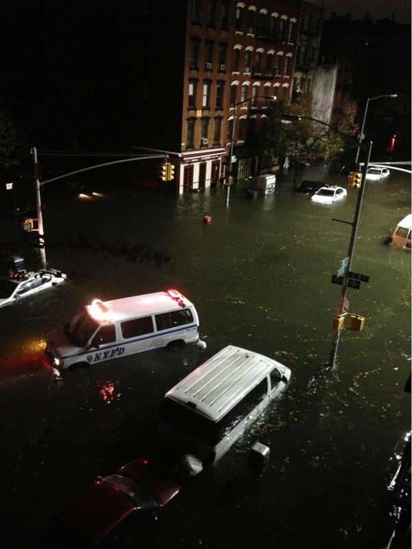 La ville de New York a été plus touchée par l'ouragan Sandy que ce qu'avaient prévu les autorités. Le phénomène de surcote était maximal (de 4 m) et l'intégralité de Manhattan est inondé. © @Linomartone, Twitter