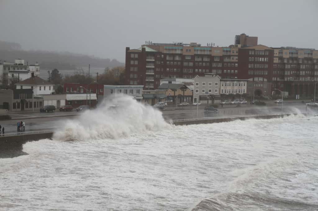 La plage de Nantaket, à Hull dans le Massachusetts, est l'une des premières à avoir été frappée par l'ouragan Sandy. Une houle cyclonique de 7 m a été enregistrée, et le phénomène de surcote a induit une augmentation du niveau de la mer de 4 m. © Jeffculter, Flickr cc