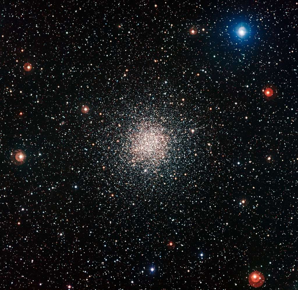 Cette image colorée de l'amas globulaire NGC 6362 a été réalisée par la camera WFI installée au foyer du télescope de 2,2 m MPG/ESO à l'Observatoire de La Silla au Chili. Cette brillante boule de vieilles étoiles se trouve dans la constellation australe de l'Autel. © ESO