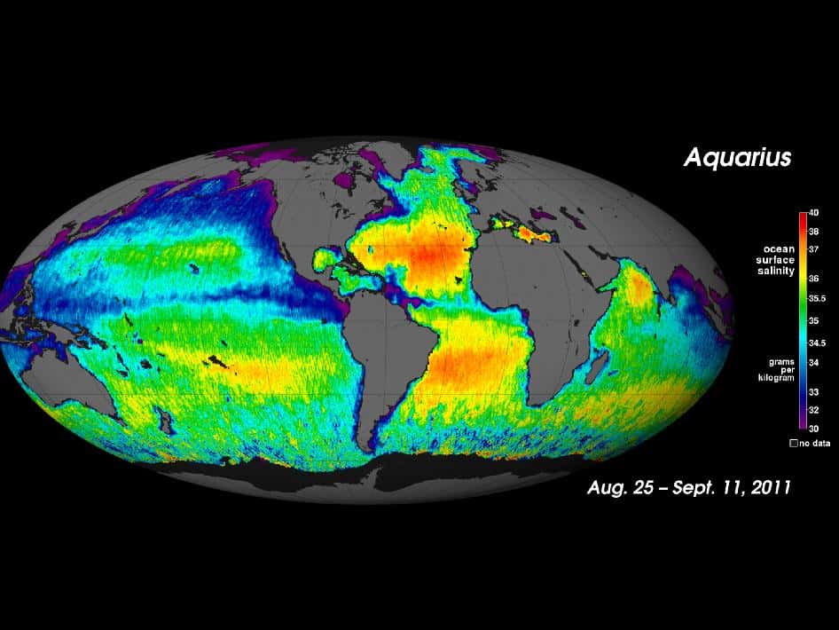La salinité des océans (<em>ocean surface salinity</em>) s'exprime en général en <em>Practical salinity units</em><em> </em>(psu). Un psu correspond à 1 g de sel par kg d'eau de mer (<em>grams per kilogram</em>). La salinité varie de 30 (en violet sur la carte), qui caractérise une eau de mer très diluée, à 40 psu (en rouge sur la carte) où la salinité est maximale. Les pôles sont les zones les moins salées, en raison de l'intense apport d'eau douce issue des glaces. Proche de l'équateur, dans les gyres subtropicales, la salinité est importante, en raison notamment d'une forte évaporation. Les données de salinité sont issues du projet <a href="http://aquarius.nasa.gov/overview.html" title="Présentation du projet Aquarius" target="_blank">Aquarius</a> : mesurées par satellites radar et radiomètre, les données sont ensuite corrigées par une équipe de la Nasa, dédiée à ce projet. © Nasa