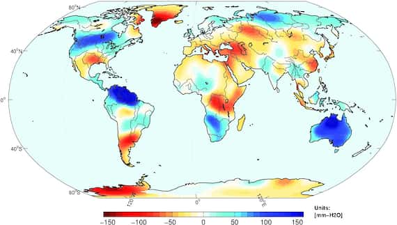 Les changements des masses d'eau sont moyennés sur la période 2010-mi-2011, soit durant toute la période de l'événement La Niña. L'unité est le millimètre d'eau. Les zones bleues indiquent les zones excédentaires en eau et les rouges, les zones déficitaires. L'Australie et le nord de l'Amérique du Sud ont subi d'intenses précipitations. © Boening et al., <em>Geophysical research letters</em>
