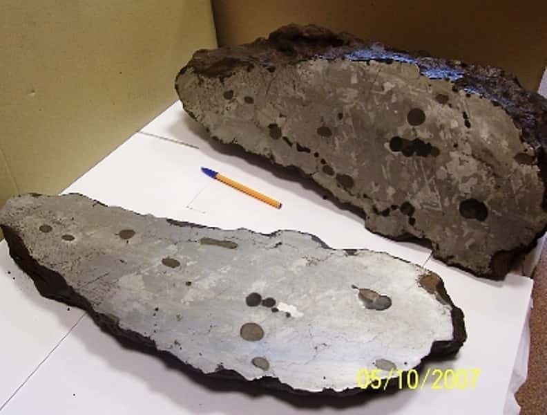 Une météorite ferreuse, pesant 164 kg, trouvée à Morasko, détenait le précédent record de poids pour cette région de l'Europe. Coupée en deux, on a traité sa surface polie pour faire apparaître la structure caractéristique des météorites de ce genre. On voit les nombreuses inclusions arrondies de troïlite/graphite. © A Muszynski