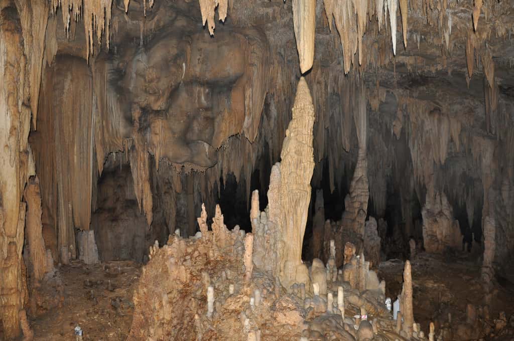 Intérieur de la grotte de Yok Balum à Belize. Environ 4.200 mesures de l’isotope 18 de l’oxygène ont été réalisées sur une stalagmite prélevée à 50 m de son entrée. Cette colonne aurait grandi continuellement de -40 à 2006 après J.-C., tout en enregistrant dans le calcaire des données sur l’importance des précipitations au cours des différentes périodes de la civilisation maya. © Douglas Kennett,<em> Penn State</em>