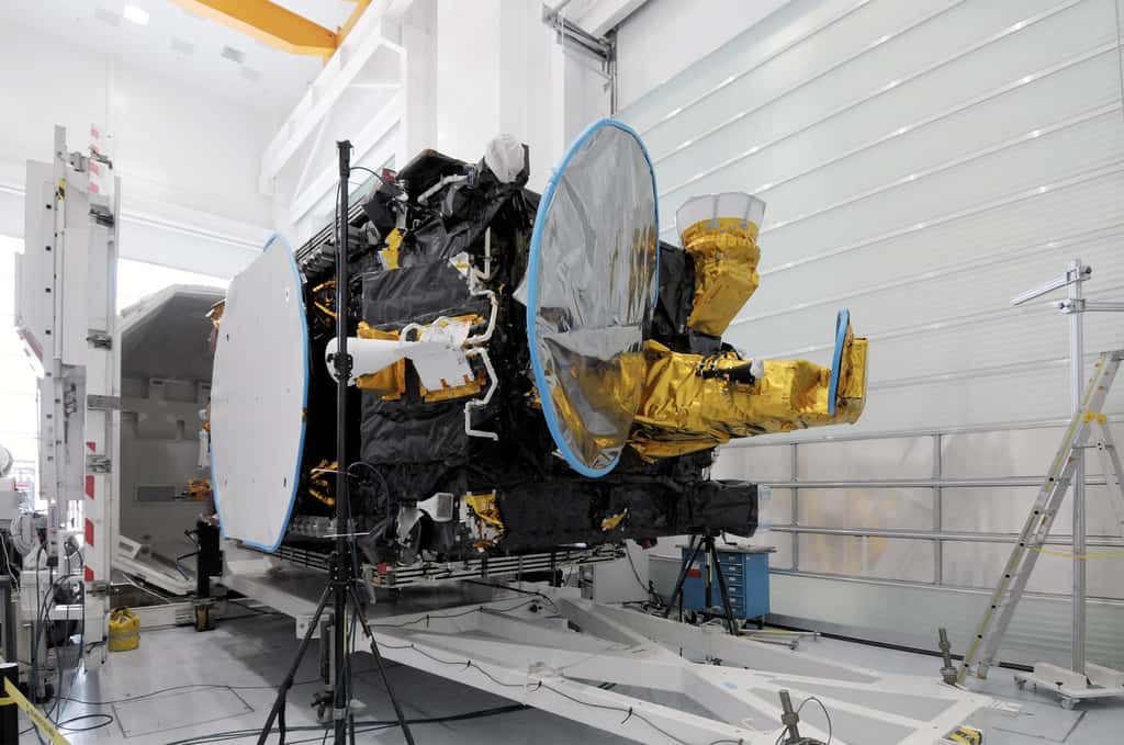 Le satellite Eutelsat 21B installé dans un conteneur pour l'envoyer de l'usine cannoise de Thales Alenia Space, où il a été construit, à Kourou en Guyane d'où il sera lancé ce soir. © Thales Alenia Space