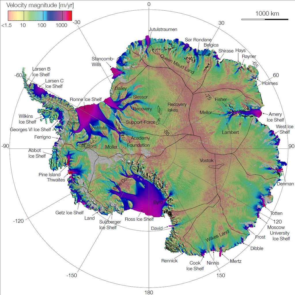 Première carte de la vitesse et direction de l'expansion de la glace dans l'Antarctique. Cette carte est réalisée à partir des données radar du satellite japonais Alos Palsar, du satellite européen Radarsat-2. La vitesse (<em>velocity magnitude</em>) est exprimée en m/an (<em>m/year</em>) et varie entre 1,5 (rose pâle) et 1.000 m/an (violet). © <em>Jet Propulsion Laboratory</em>, Nasa