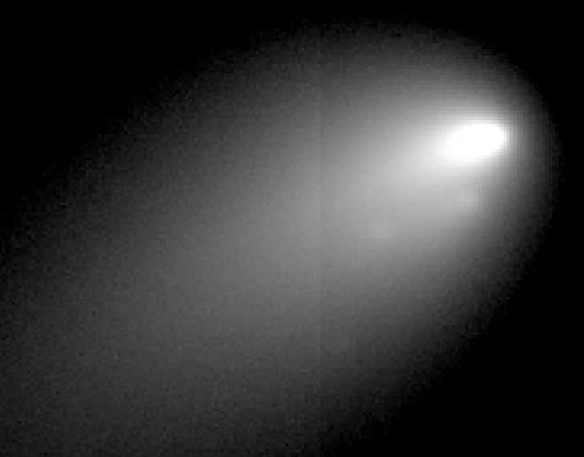 La comète 168P-Hergenrother, que l'on voit ici photographiée à l'aide des instruments du télescope Gemini, est en train de se fragmenter. Que restera-t-il d'elle dans quelque temps ? © Nasa/JPL-Caltech/Gemini