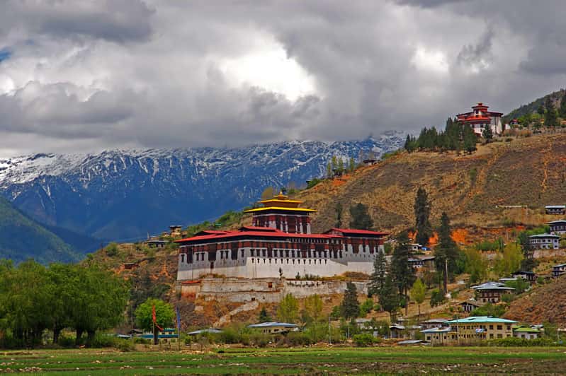 Le Bhoutan est l'un des 7 pays que traverse la chaîne de l'Himalaya. Il existe de nombreux villages recueillant d'étonnantes structures culturelles, comme ici le Dzong dans la vallée de Paro, construit en 1646. © Jean-Marie Hullot, Wikipédia, cc by sa 3.0