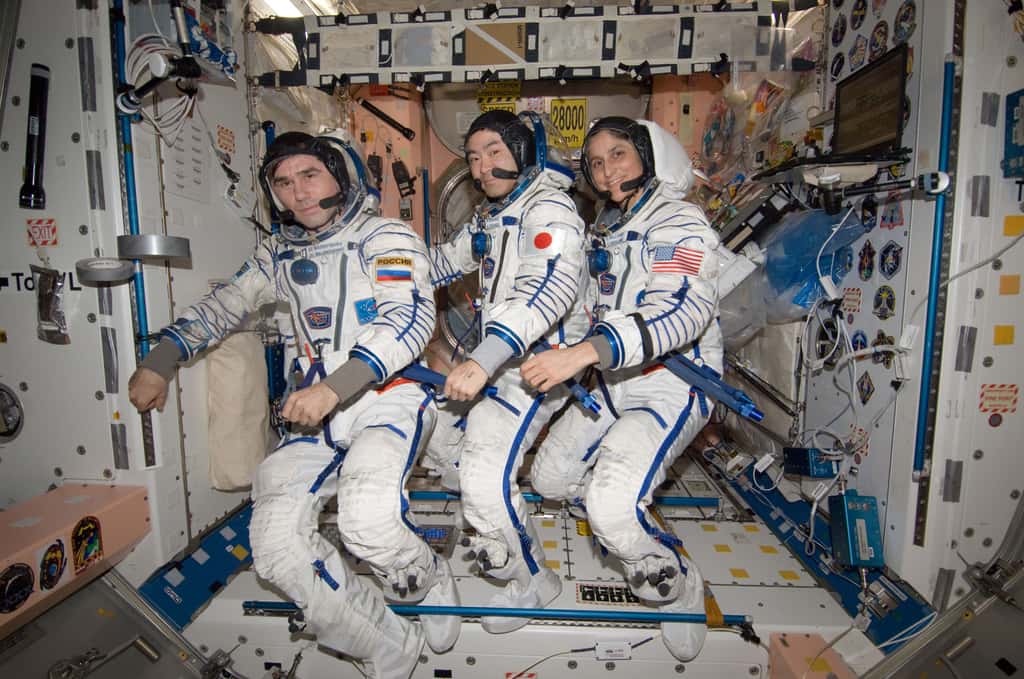 À bord de l’ISS, dans le nœud de jonction n°1 (Unity), quelques pas de danse pour l'Expedition 33 avec de gauche à droite le Russe Yuri Malenchenko, le Japonais Aki Hoshide et l’Américaine Sunita Williams. © Nasa
