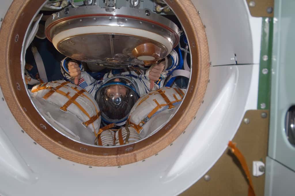 Répétition générale pour Sunita Williams, une semaine avant son départ de la Station. À l’image, essai de sa combinaison de retour à bord de la capsule Soyouz qui la redescendra sur Terre. © Nasa