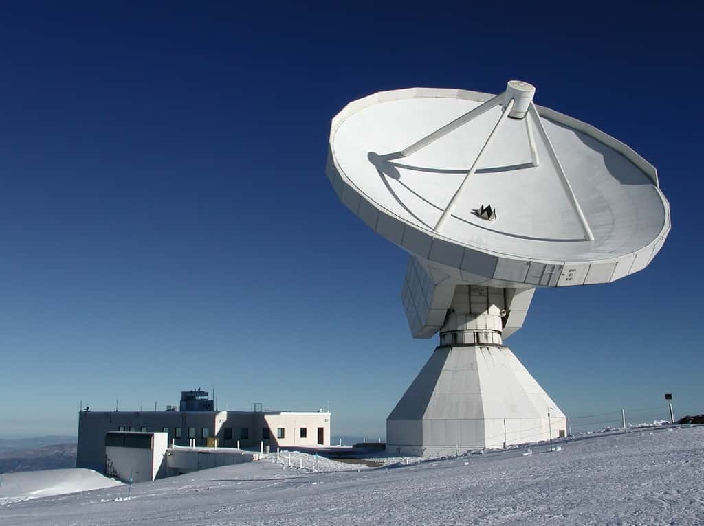 Le radiotélescope de 30 m de diamètre de l'Iram, près du Pico Veleta dans le sud de l'Espagne, a permis de découvrir et d'étudier le disque de comètes qui entoure l'étoile 49 Ceti. © Iram
