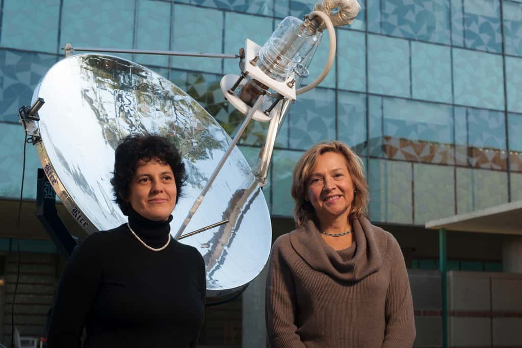 À gauche, l'étudiante de l'université Rice, Oara Neumann ; à droite Naomi Halas, parmi les chimistes les plus cités au monde. Derrière, le tout nouveau bijou du <em>Laboratory for Nanophotonics</em>, le dispositif de vapeur solaire. © Jeff Fitlow