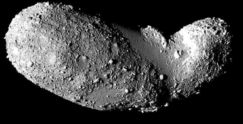 Comme Toutatis, Itokawa est un astéroïde géocroiseur. Ce dernier a reçu la visite de la sonde japonaise Habusaya en 2005. © Jaxa