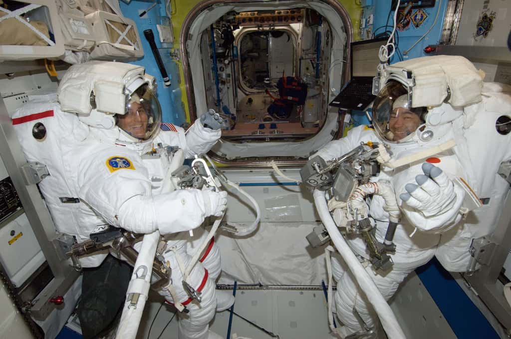 Préparation à une sortie dans l'espace pour deux astronautes à bord de l'ISS. Une mission longue durée d'un an y sera menée entre 2015 et 2016. © Nasa