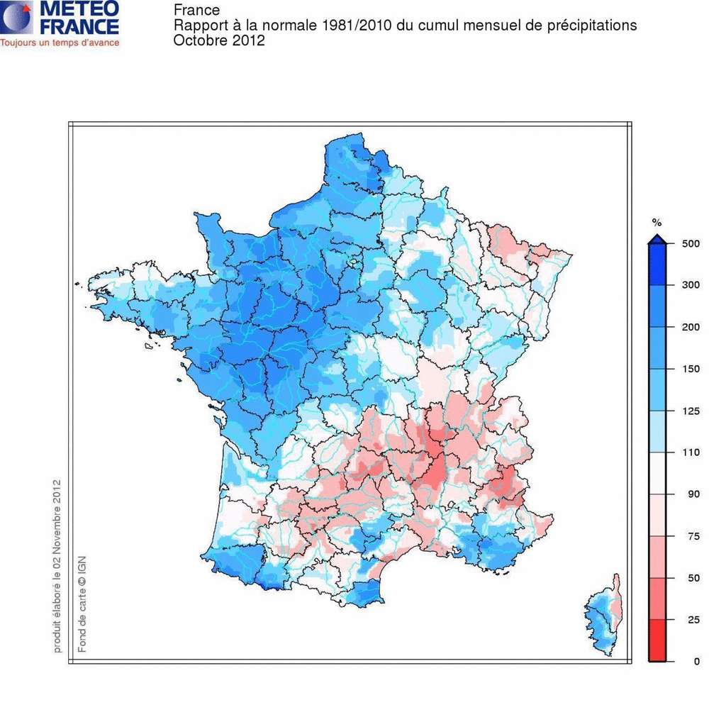 Bilan cumulé des précipitations du mois d'octobre 2012 par rapport à la normale de la période 1981-2010. L'échelle indique les précipitations cumulées supérieures à la moyenne, de 0 % (en rouge) à 500 % (en bleu). © Météo-France
