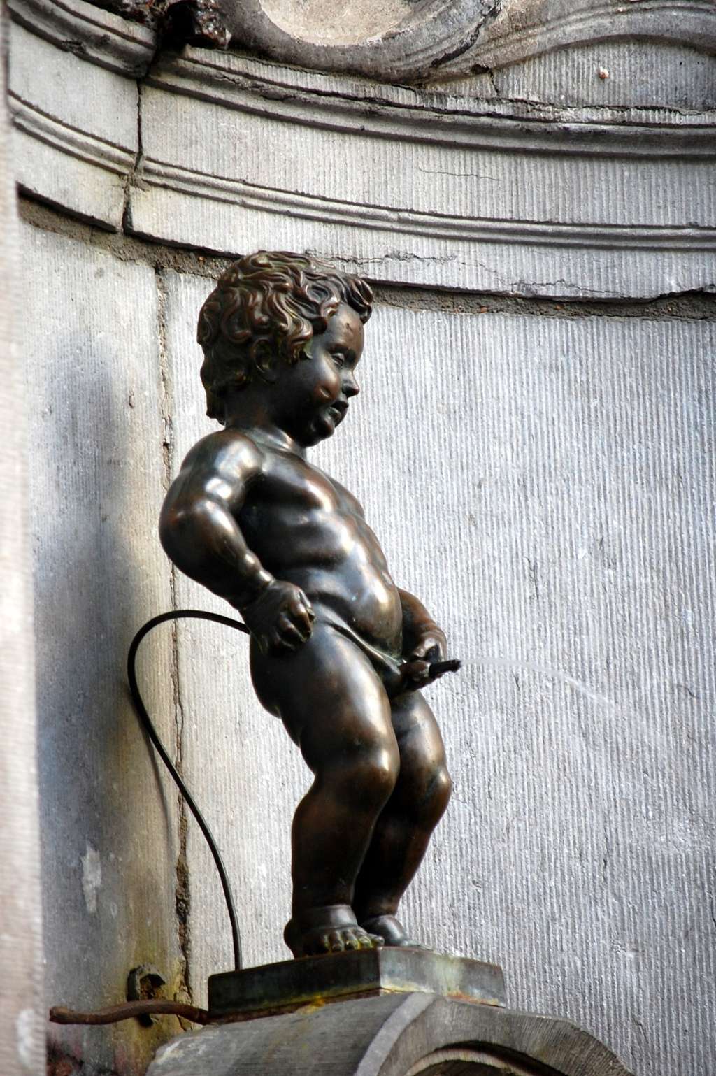 Le Manneken-Pis, l'un des symboles de la ville de Bruxelles, ne souffre visiblement pas de parurésie. Cette fontaine représentant un petit garçon en train d'uriner est célèbre dans le monde entier. Certains jours de l'année, il offre même de la bière... © drhenkenstein, Fotopédia, cc by sa 2.0