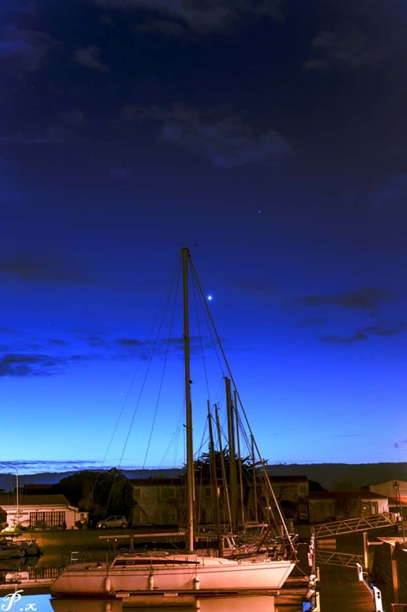 Saturne, Vénus et Mercure (de haut en bas) le matin du 2 décembre depuis le port d'Ars-en-Ré. © Xavier Plouchart