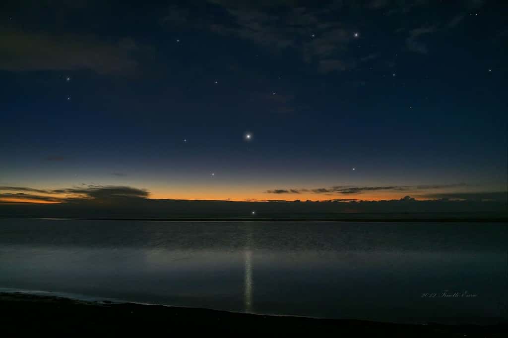  <br />L'alignement planétaire saisi à l'aube du 3 décembre depuis la lagune de Venise. © Enrico Finotto