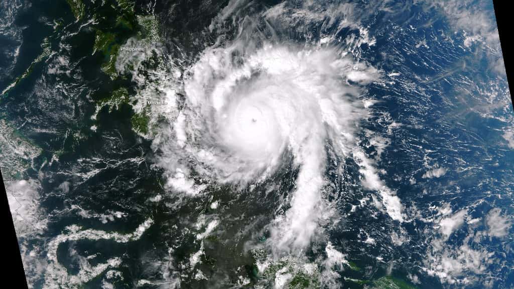 Le satellite Suomi NPP a pris cette image le 3 décembre 2012 à 05 h 35 heure française. Le typhon Bopha est déjà en catégorie 5 sur l'échelle de Saffir-Simpson et produit des rafales à 300 km/h. © NOAA, Nasa