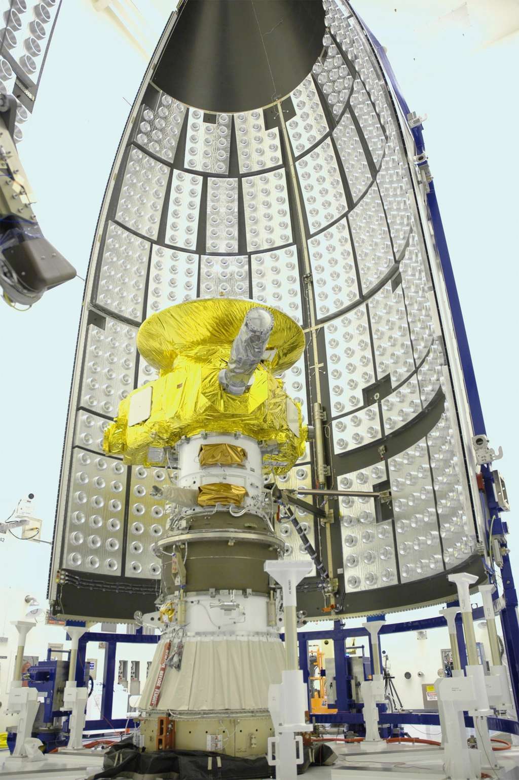 New Horizons présente une forme triangulaire dont les côtés mesurent 2,1 m et 2,7 m. Elle est surmontée d'une antenne parabolique à haut gain de 2,1 m de diamètre. L'ensemble pesait 478 kg au départ de la Terre, incluant 77 kg de propergol et 30 kg d'instruments scientifiques. © Nasa