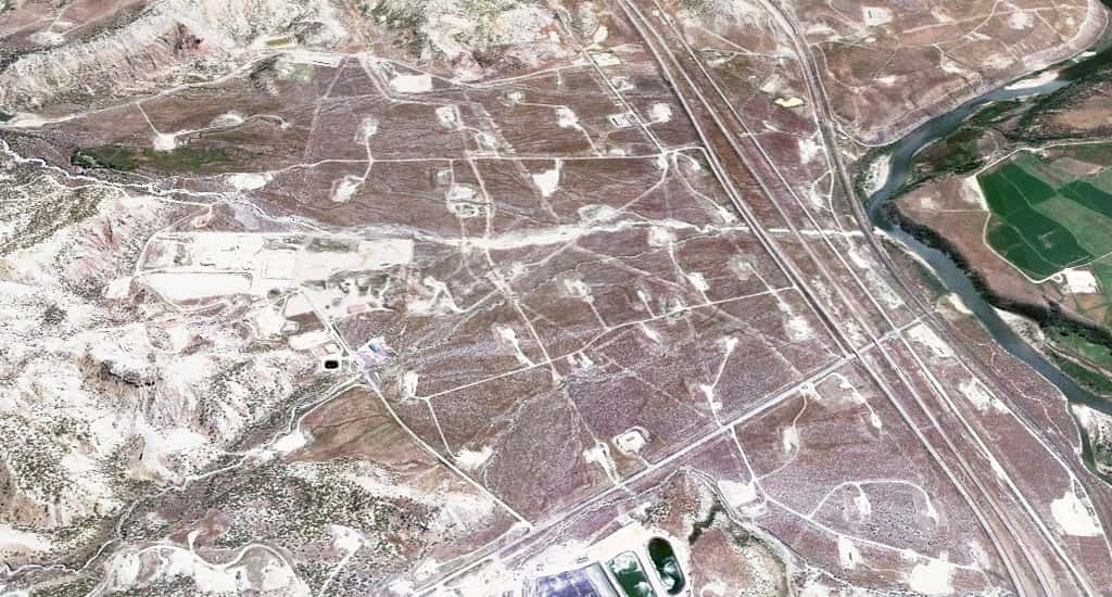 Cette vue aérienne a été prise à proximité de la ville de Rifle dans le Colorado. Les surfaces claires correspondent à des zones de forage. Elles sont espacées d'environ 600 m. L'exploitation d'un gisement de gaz de schiste peut donc affecter les territoires. © Google Earth