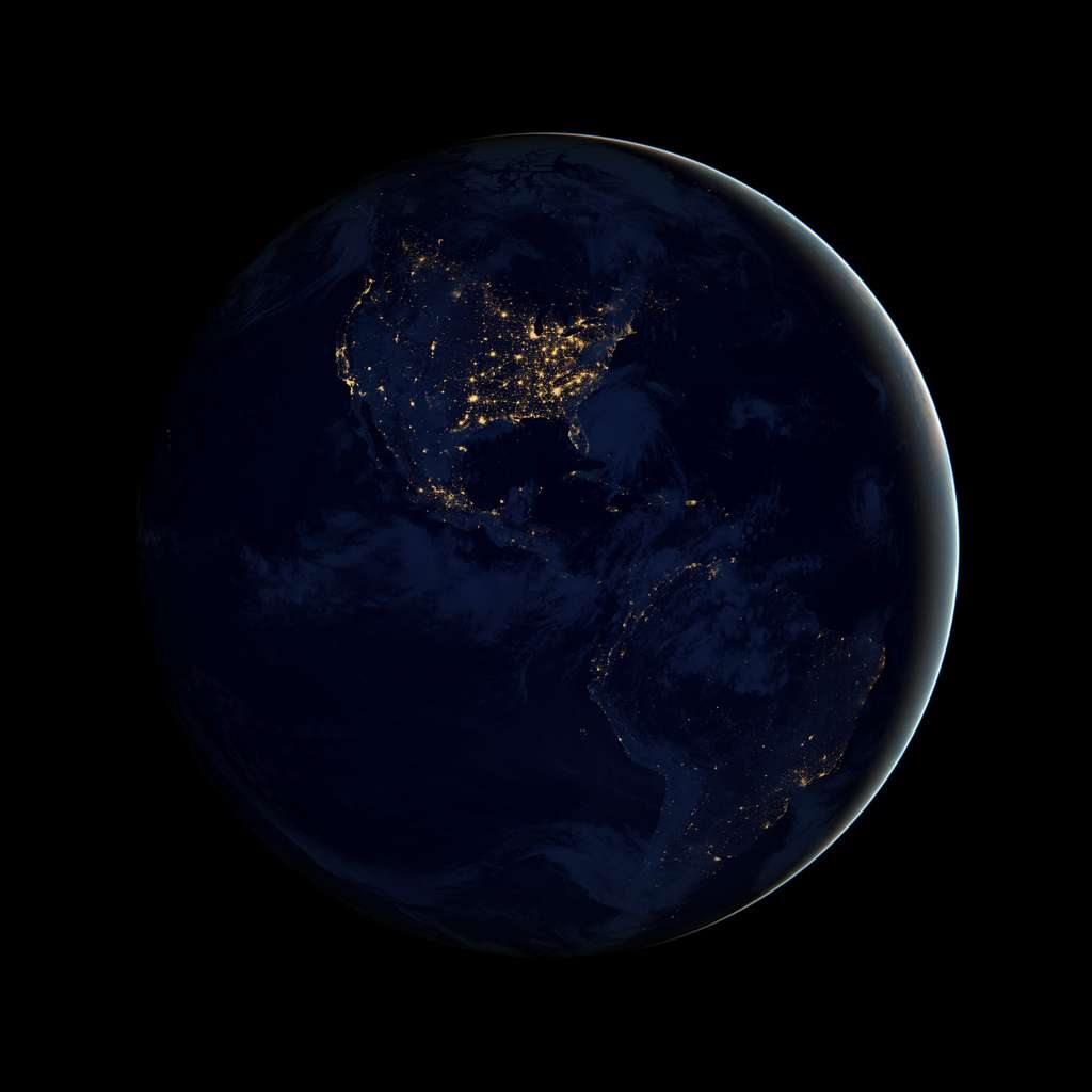 Les deux Amériques sont très différentes la nuit. L'Amérique du Nord révèle sa richesse par une débauche de lumière principalement sur sa moitié est alors que seules les grandes villes côtières de l'Amérique du Sud sont visibles. © <em>Nasa Earth Observatory</em>