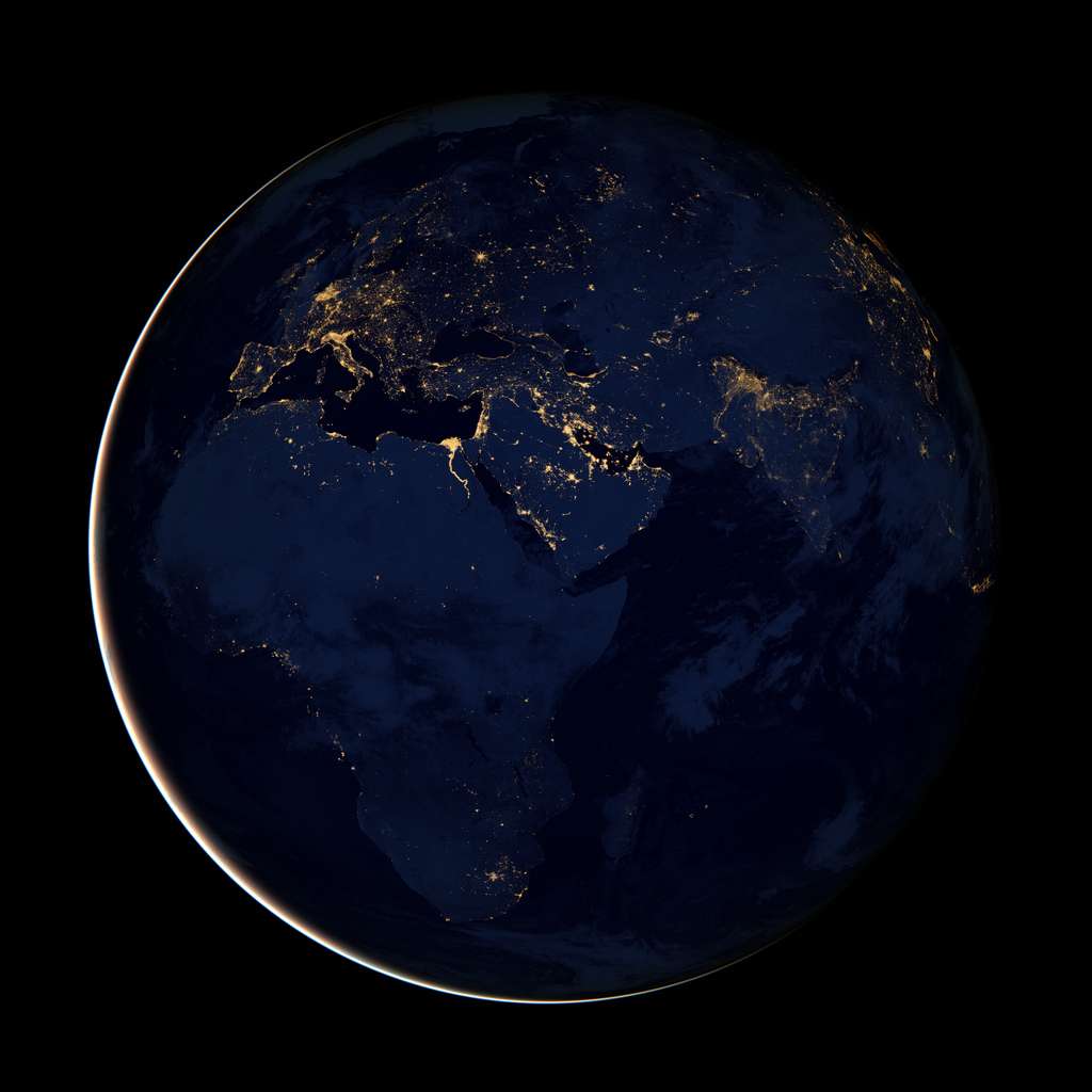 L'Afrique est pauvre même la nuit ; seul le delta du Nil est éclairé, alors qu'en Europe et dans la péninsule arabe les lumières soulignent les villes et les grands axes de communication. © <em>Nasa Earth Observatory</em>