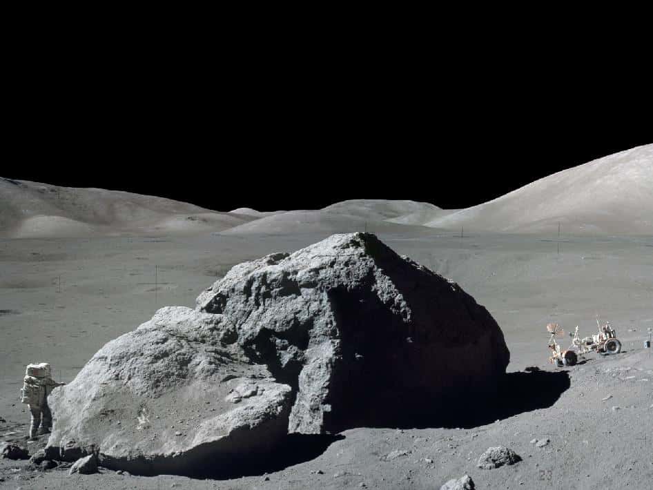 Un géologue au travail : Harrison Schmitt récolte des échantillons sur le sol lors de la troisième sortie extravéhiculaire, le 13 décembre 1972. Le rover est visible à droite. L'image est une composition de deux photographies, prises par Eugene Cernan avec un appareil photo Hasselblad. © Nasa