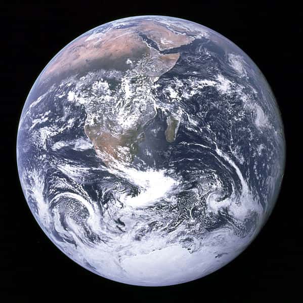 La célébrissime photographie de la Terre, surnommée <em>The <a title="Black Marble, la Terre vue de nuit" target="_blank" href="//www.futura-sciences.com/fr/news/t/astronomie/d/black-marble-la-terre-vue-de-nuit_43276/">Blue Marble</a></em>, soit <em>La bille bleue</em>, prise par l'équipage d'Apollo 17 le 7 décembre 1972. © Nasa