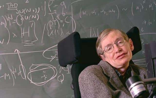 Stephen Hawking voilà quelques années. Derrière lui, des calculs de cosmologie. © université de Cambridge