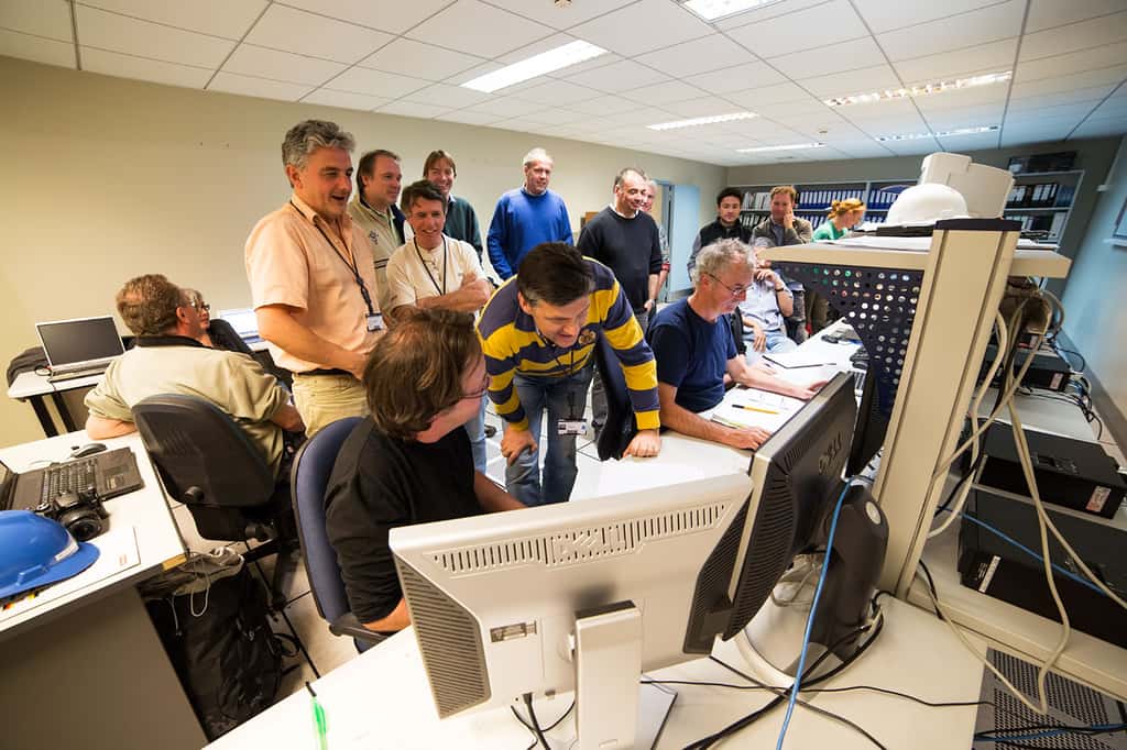 L'équipe KMos dans la salle de contrôle du VLT à l'observatoire de Paranal au moment de la première lumière. KMos est exceptionnel, car il sera capable d'observer 24 objets en même temps dans l'infrarouge. Il étudiera comment les galaxies se sont développées et ont évolué, beaucoup plus vite que ce qui était possible jusqu'à maintenant. KMos a été construit par un consortium d'universités et d'instituts au Royaume-Uni et en Allemagne en collaboration avec l'ESO. © ESO, G. Lombardi