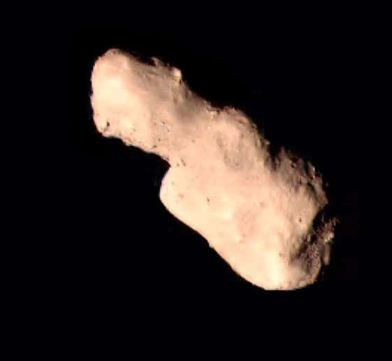 L'astéroïde Toutatis, de 4,6 km de long pour 2,4 km de large, vu pour la première fois d'aussi près. À première vue, l'absence de grands cratères d'impacts est surprenante. © CNSA