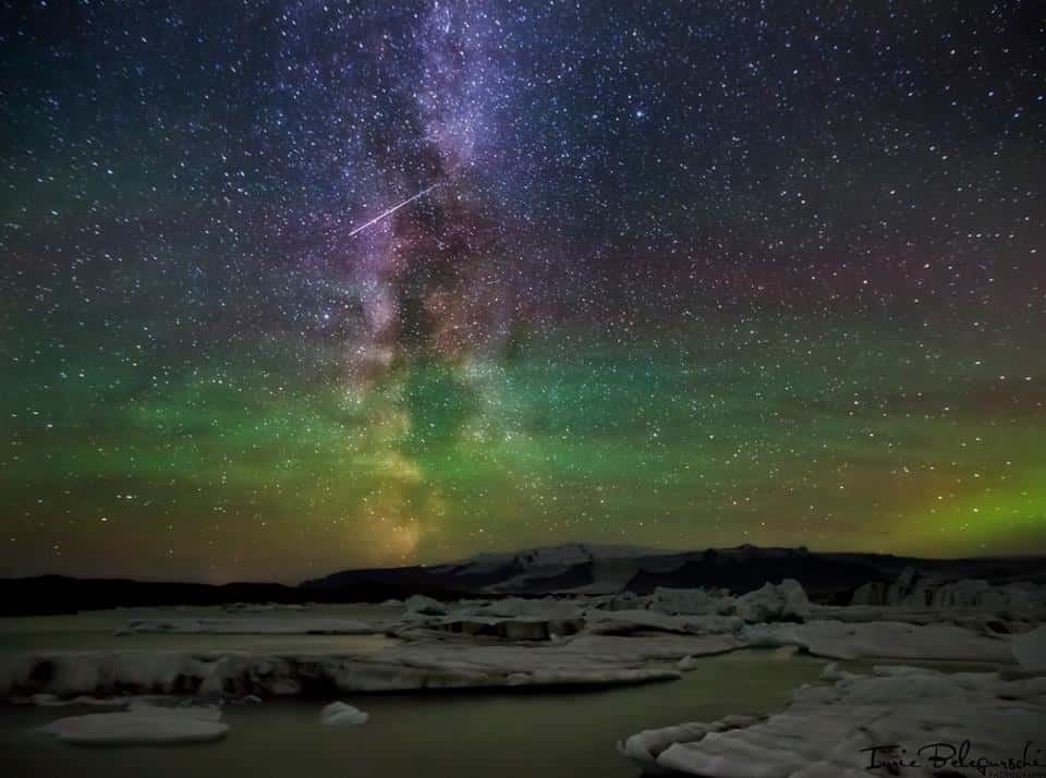 Le spectacle est total au-dessus du lac glaciaire Jökulsárlón, en Islande, avec une aurore boréale, la Voie lactée et le passage d'une Géminide. © <em>Iurie Belegurschi Photography</em>