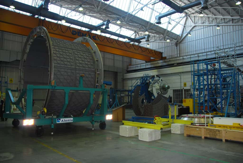 Dans l'usine turinoise de Thales Alenia Space, une première section du futur ATV-5 avec, au fond à droite, la presse utilisée pour le construire (novembre 2010). C'est ici et à partir du même procédé que sera construite la structure du module de service de l'Orion MPCV de la Nasa. © R. Decourt