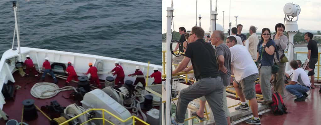 Sur l'image de gauche, l'équipage (en rouge) lève l'ancre. Les scientifiques de la mission sur le ponton regardent la manœuvre de départ. © Jean-Luc Berenguer  
