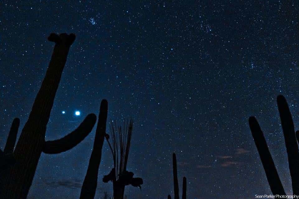 Le ciel pur de l'Arizona a permis d'immortaliser la conjonction Jupiter-Vénus du 14 mars au milieu des étoiles, une fois la nuit tombée. © Sean Parker