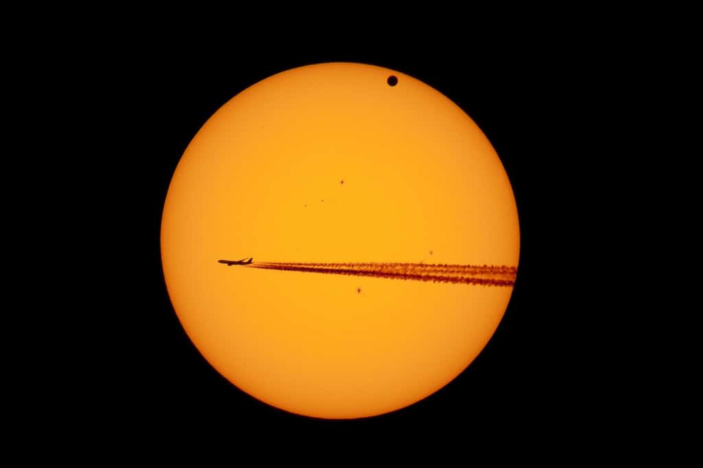 Un intrus sous la forme d'un avion de ligne s'est invité devant le Soleil le 6 juin à l'aube alors que le transit de Vénus touchait à sa fin. © Danilo Pivato
