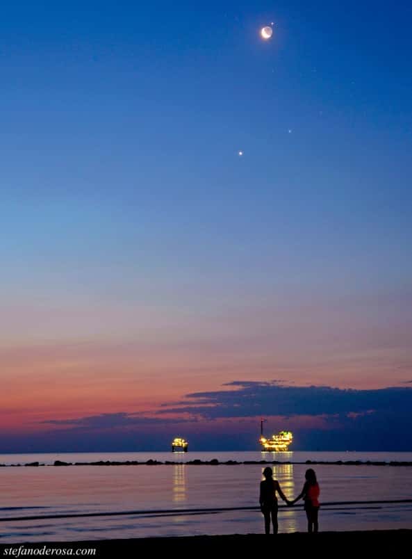 Le 15 juillet, le spectacle est de toute beauté au-dessus de la mer Méditerranée depuis la plage de Ravenne (Italie), où l'on peut admirer (de bas en haut) Vénus, l'étoile Aldébaran, la Lune et Jupiter juste après son occultation. © Stefano De Rosa