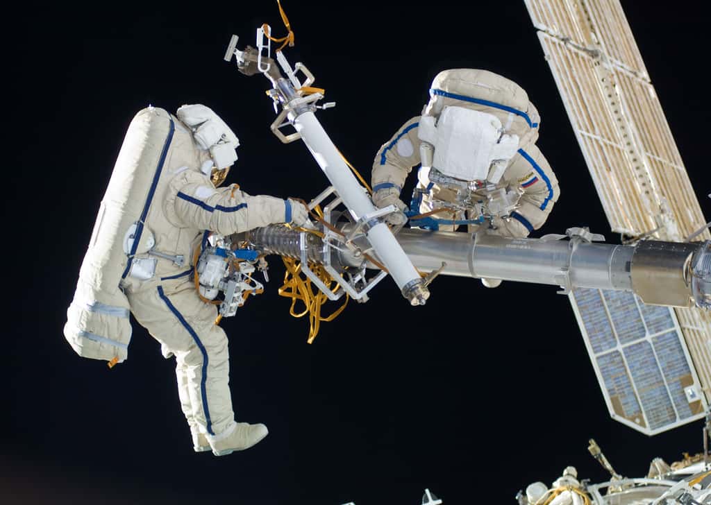 Encombrantes, longues à enfiler et bridant la dextérité des astronautes, les combinaisons actuelles ne sont pas adaptées aux besoins futurs des prochaines étapes de l’exploration de l'espace. Ici, deux astronautes russes en sortie à l’extérieur de la Station spatiale internationale (février 2010). © Nasa
