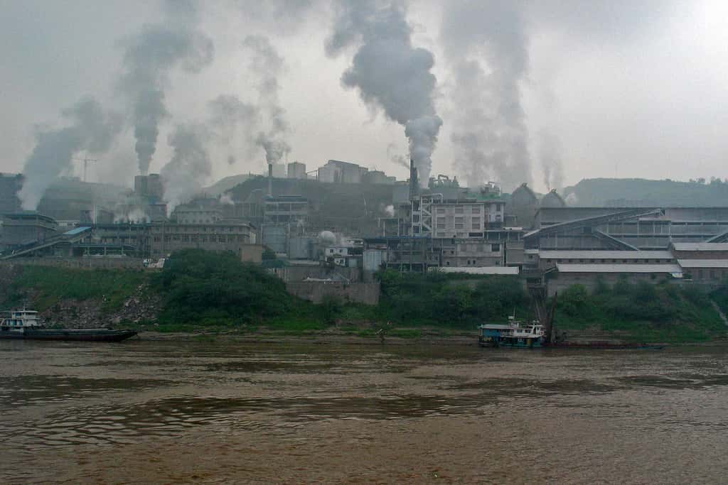 De nombreuses usines et agglomérations participent à la pollution du Yangtsé. Les eaux de ce fleuve sont parfois considérées comme les plus turbides de la planète. Près de 680 millions de tonnes de sédiments seraient transportées  dans ce cours d’eau chaque année. © Peter Albrecht, Flickr, cc by nc sa 2.0