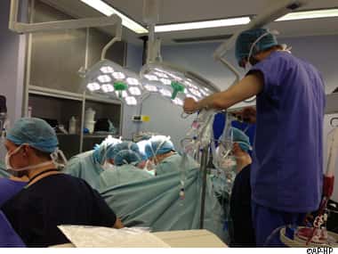 Une image de l'intervention réalisée le 17 décembre 2012 à l'hôpital Beaujon de Clichy durant 12 heures pour greffer cinq organes à un patient. © AP-HP