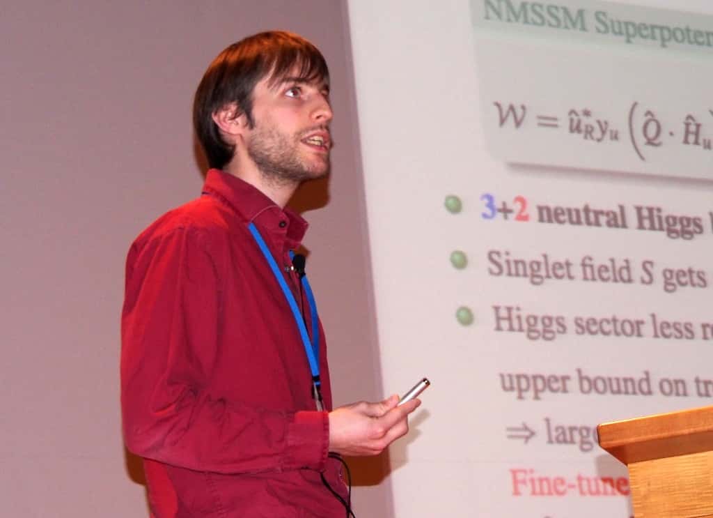 Julien Baglio présentant ses travaux sur le boson de Brout-Englert-Higgs lors de l’<em>Hadron Collider Physics Symposium</em> (HCP), à Kyoto, en novembre 2012. © HCP 2012 <em>Local Organizing Committee</em>