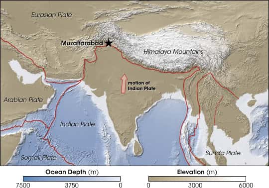 La plaque tectonique indienne (<em>Indian Plate</em>, en anglais sur la carte) serait entrée en collision avec la plaque eurasienne (<em>Eurasian Plate</em>) au Crétacé supérieur, voilà approximativement 70 millions d’années, tandis qu’elle se déplaçait vers le nord. Elle a alors provoqué l’élévation de l’Himalaya (<em>Himalaya Mountains</em>) et des plateaux tibétains ainsi que l’apparition de grandes failles au Tibet. Ces dernières se sont formées à la suite de la rupture de roches ne supportant plus d’être déformées par les mouvements des plaques. © Nasa