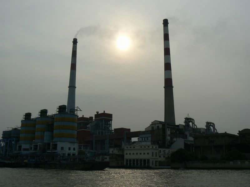 En Chine, en moyenne, une centrale à charbon ouvre presque chaque semaine. Ci-dessus, une centrale sur la rivière Huangpu de Shanghai. En 2011, la Chine était responsable de 46,2 % de la consommation mondiale de charbon. © le ninier, Flickr, cc by nc 2.0
