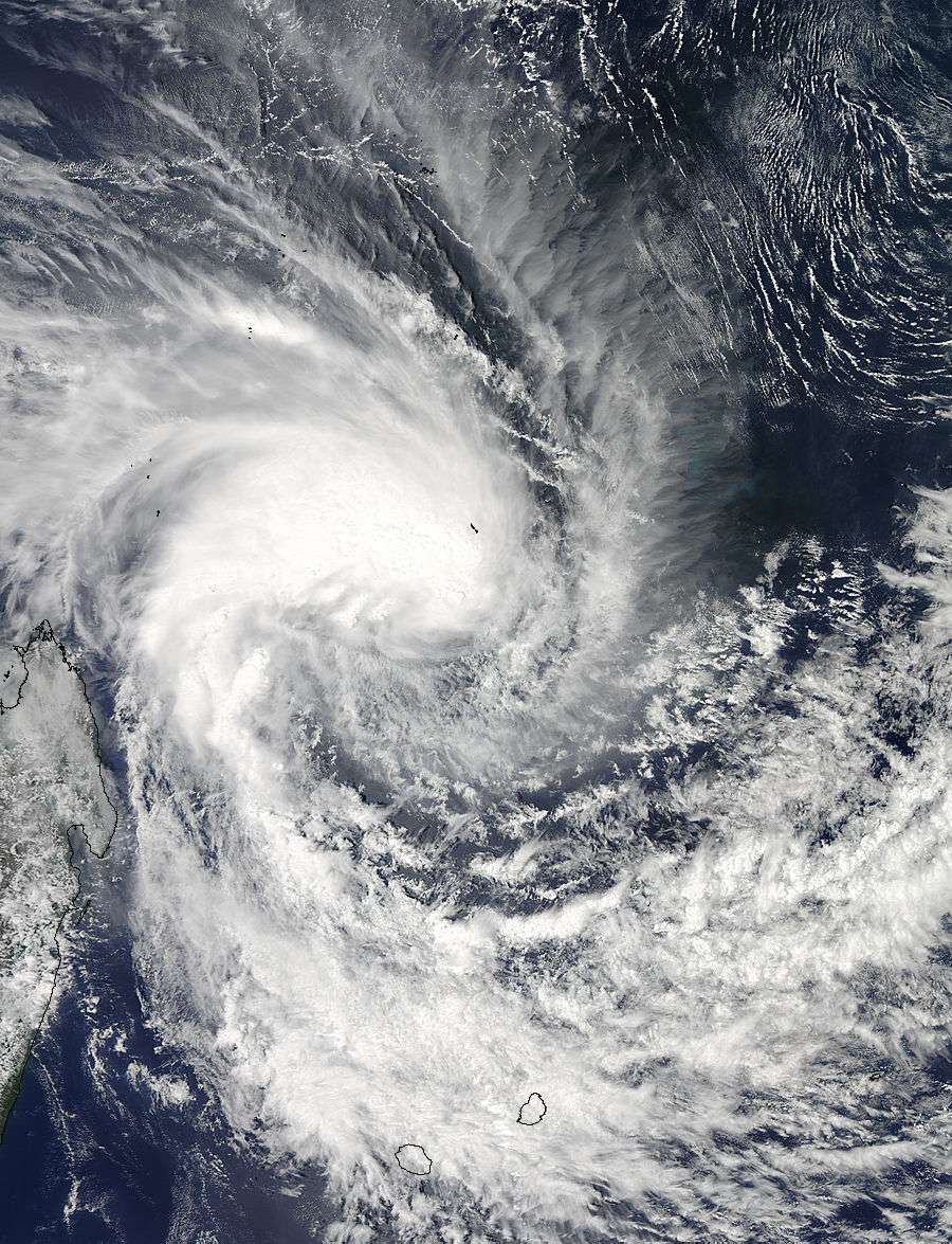 Le cyclone tropical Dumile est au nord-est de Madagascar (en contour noir à gauche de l'image). La photographie est prise par l'instrument Modis du satellite Aqua de la Nasa, le 1<sup>er</sup> janvier 2013 à 10 h 55 heure française. On distingue l’île de la Réunion en bas à gauche et l’île Maurice en bas à droite. © <em>Nasa Goddard Space Flight Center</em>, <em>Modis Rapid Response Team</em>