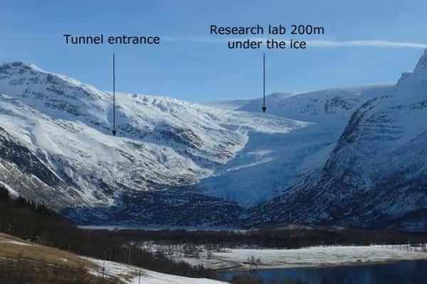 Le glacier Svartisen se situe au nord de la Norvège. Une équipe de recherche de la NVE a profité de la création d'un tunnel (<em>Tunnel entrance</em>, entrée du tunnel sur l'image) par une compagnie hydraulique pour créer son propre laboratoire à 200 m de profondeur. © Hallgeir Elvehøy, NVE