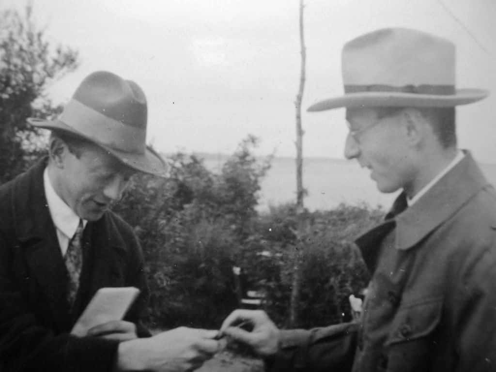 Werner Heisenberg (à gauche) et Eugène Wigner (à droite). Ces deux grands maîtres de la mécanique quantique étaient fascinés par l'importance des symétries mathématiques à la base des particules élémentaires. Heisenberg était influencé par la philosophie de Platon quand il a découvert la mécanique matricielle. © Friedrich Hund
