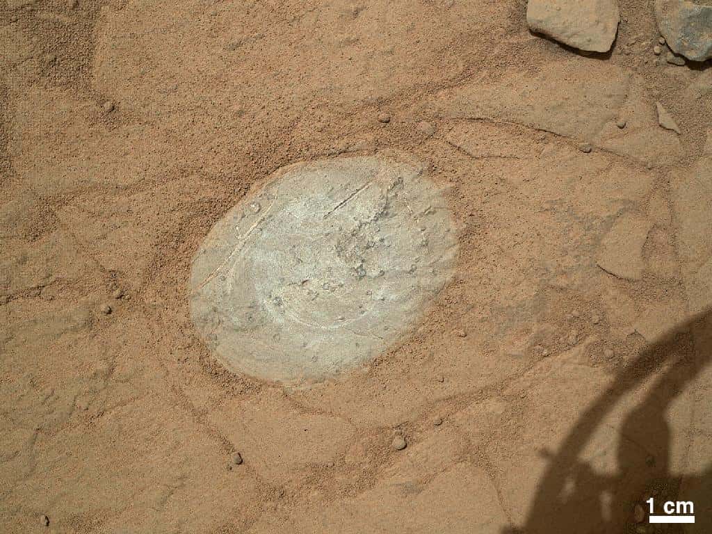 Le dépoussiérage du rocher Ekwir_1 par la brosse rotative (le DST, <em>Dust Removal Tool</em>) de Curiosity permet désormais l'analyse de la roche elle-même par le spectromètre APXS. © Nasa, JPL-Caltech, <em>Malin Space Science System</em>