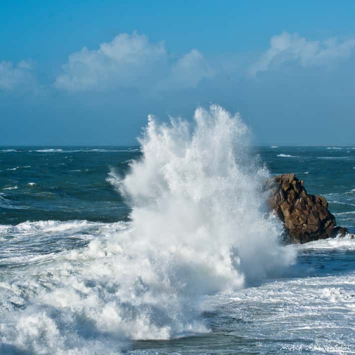 L'érosion du littoral dépend de la force des vagues, mais aussi des vents, des courants océaniques et de la flore qui fixent les terrains bordant l'eau. © Telomi, cc by nc nd 2.0
