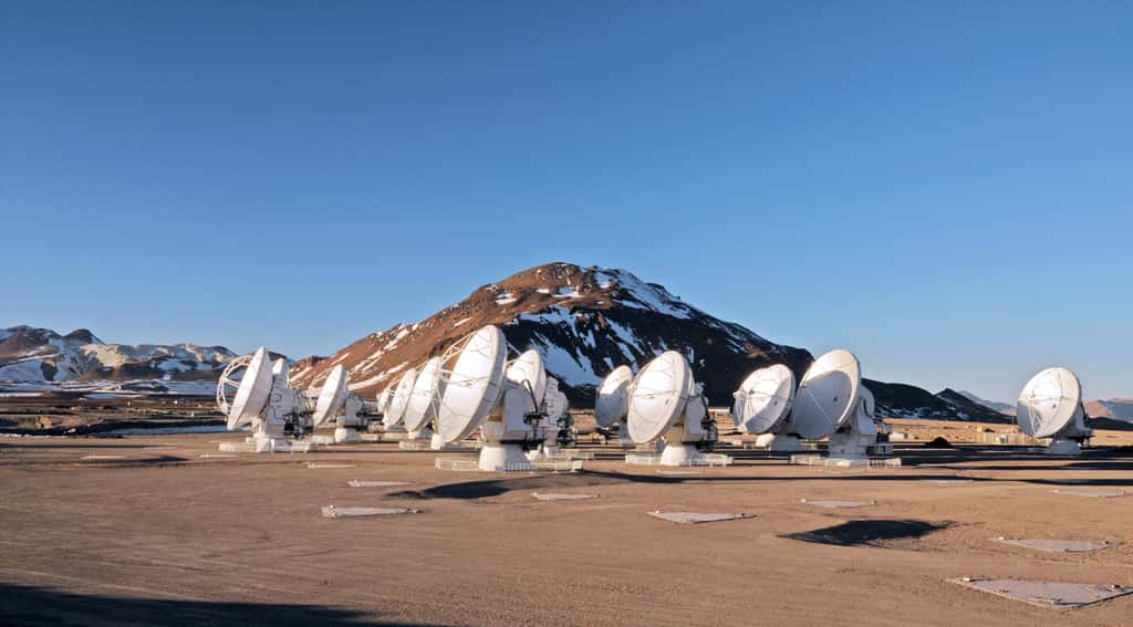 Plusieurs antennes d’Alma installées sur site, le plateau de Chajnantor, à plus de 5.000 mètres d'altitude. L’ensemble des 66 antennes sera installé d’ici fin 2013. © ESO
