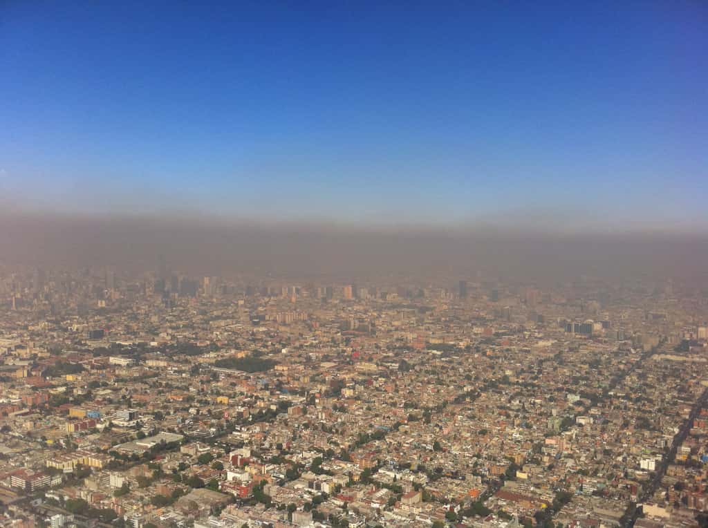 Le <em>smog </em>de Mexico est quasiment permanent. Souvent considérée comme la capitale la plus polluée au monde, Mexico est devenue une bonne élève sur les questions de gestion de l'environnement. Grâce à l'installation du Metrobús et d'Ecobici (l’équivalent du Vélib’), la pollution atmosphérique a été nettement réduite. © Fidel Gonzales, cc by sa 3.0